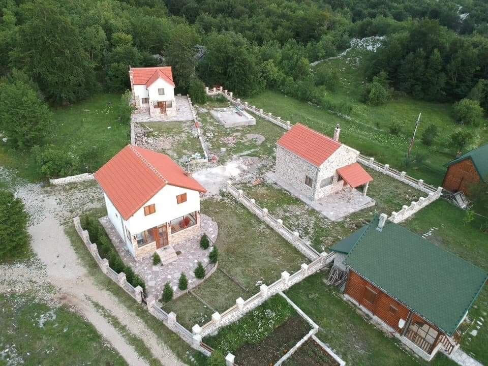 Prodaja imanja sa tri zavrsene kuce kuce,Herceg Novi-Vrbanj - Amfora Real Estate