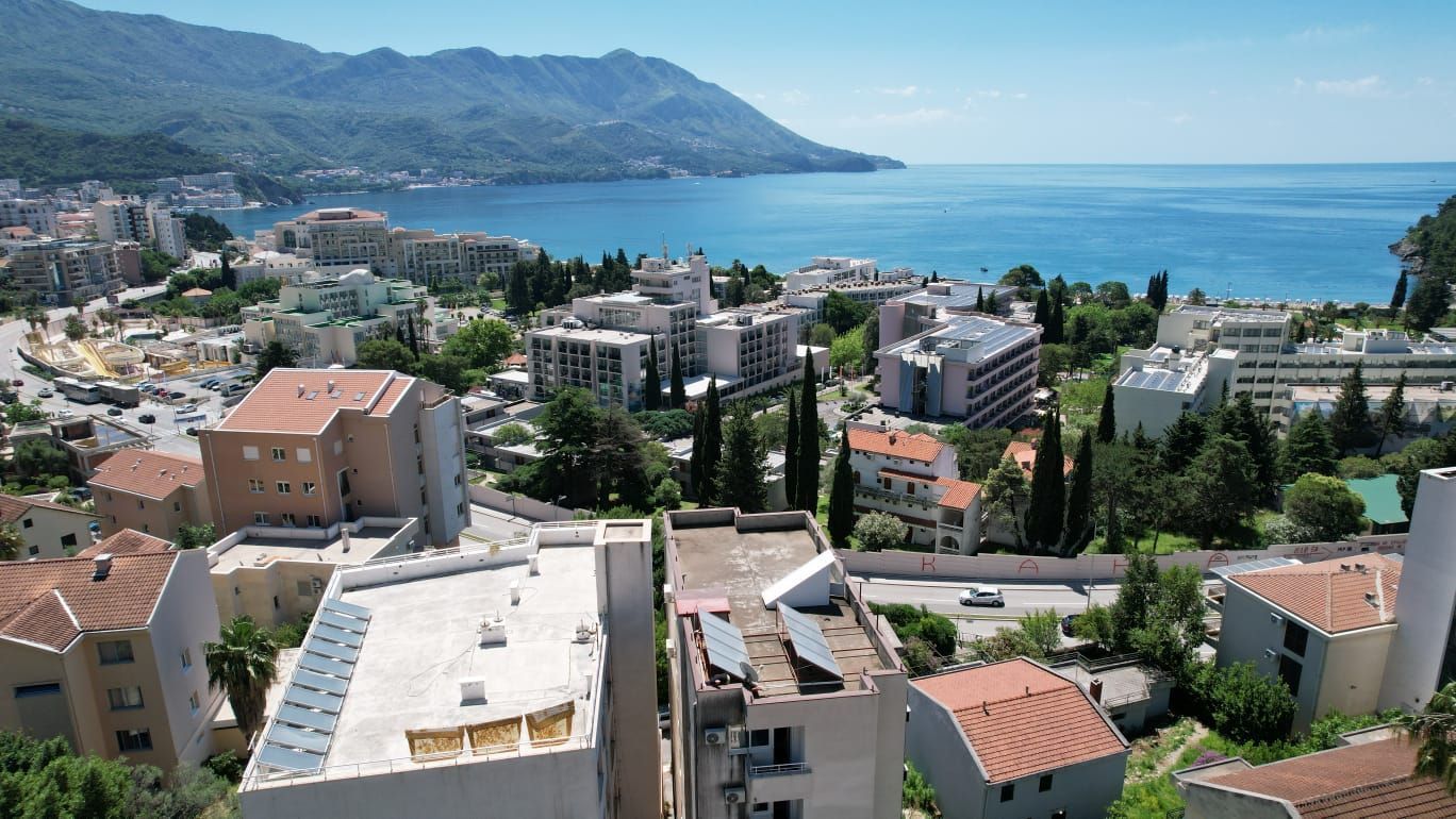 Moderna stambena zgrada 1000m2 sa 18 apartmana u Bečićima, 300 metara od mora - Amfora Real Estate