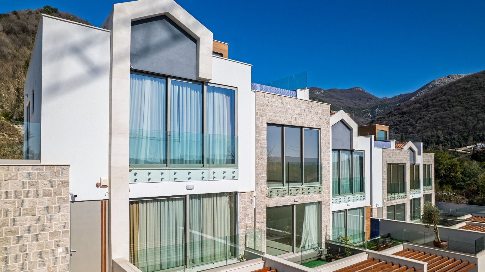 Luksuzna townhouse vila u novom kompleksu u Tivtu, Donja Lastva, sa pogledom na more, privatnim bazenom i podzemnom garažom - Amfora Real Estate