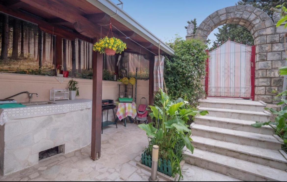 Prodaja,Budva,Dubovica-Kuca 42m2 sa dvoristem od 153m2 - Amfora Real Estate