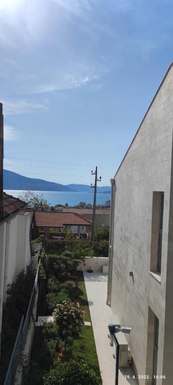 Tivat - Kuća sa pogledom na more na atraktivnoj lokaciji (120 m² + 500 m² dvorište) - Amfora Real Estate