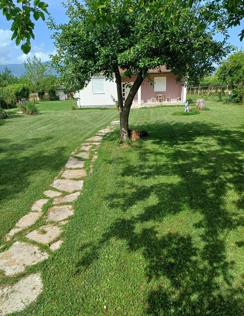 Podgorica, Danilovgrad - Kuća 72m² sa Prostranim Imanjem od 4100m² i 7 Pratećih Objekata - Amfora Real Estate