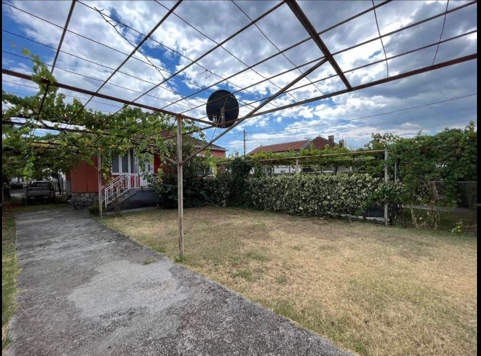 Kuća sa Dvorištem u Maslinama, Podgorica – 145m² Stambenog Prostora i 660m² Dvorišta - Amfora Real Estate