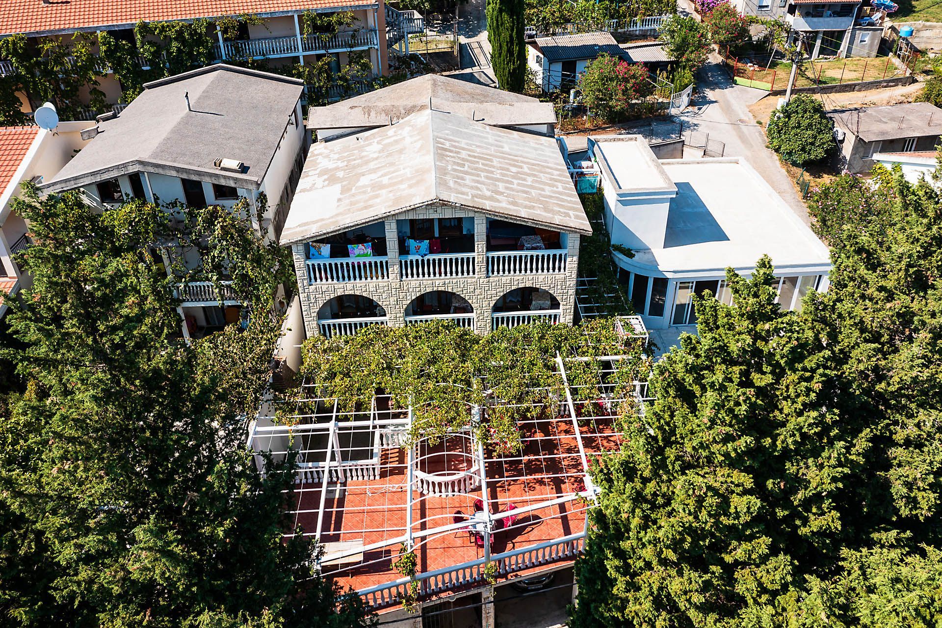 Kuća 448m2 sa Ugostiteljskim Objektom i Apartmanima u Spičanskom Polju, Zagrađe, Sutomore - Amfora Real Estate