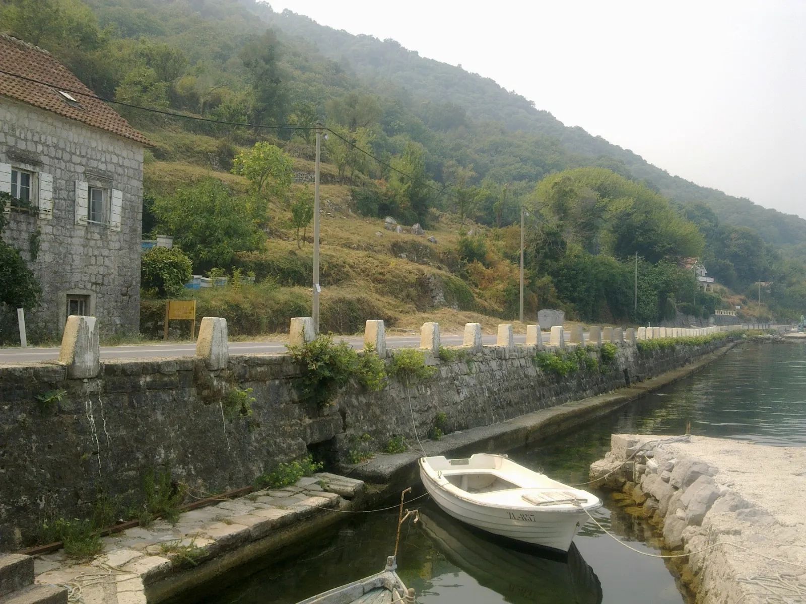 Kotor, Kostanjica – Kamena kuća sa zemljištem od 12.443 m², prva linija do mora - Amfora Real Estate