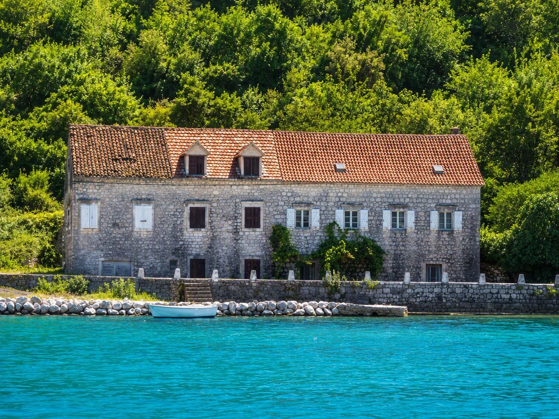 Kotor, Kostanjica – Kamena kuća sa zemljištem od 12.443 m², prva linija do mora - Amfora Real Estate