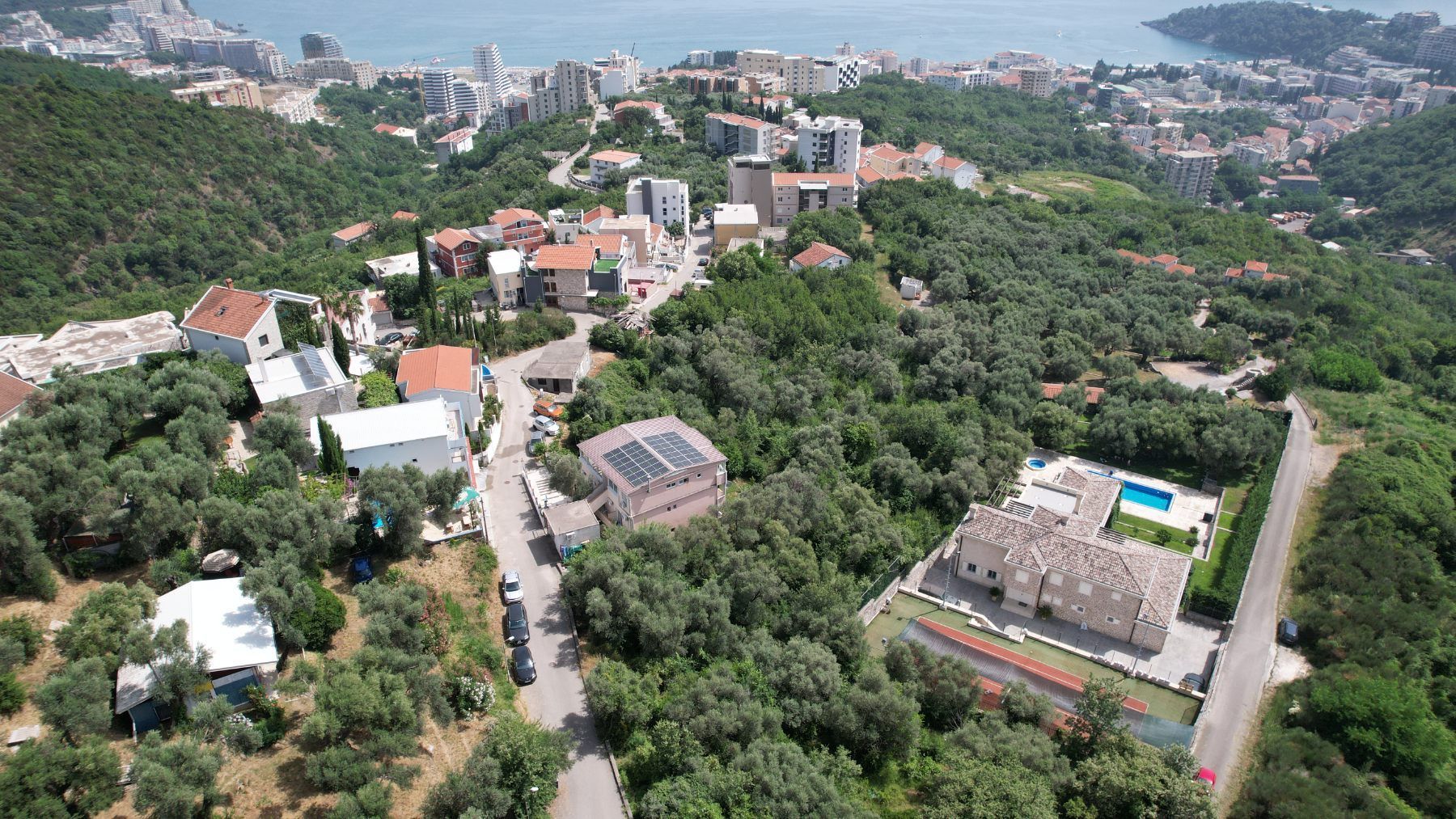 amforaproperty.com/Plac 1597m2 sa Pogledom na More i Grad Bečići-Ivanovici