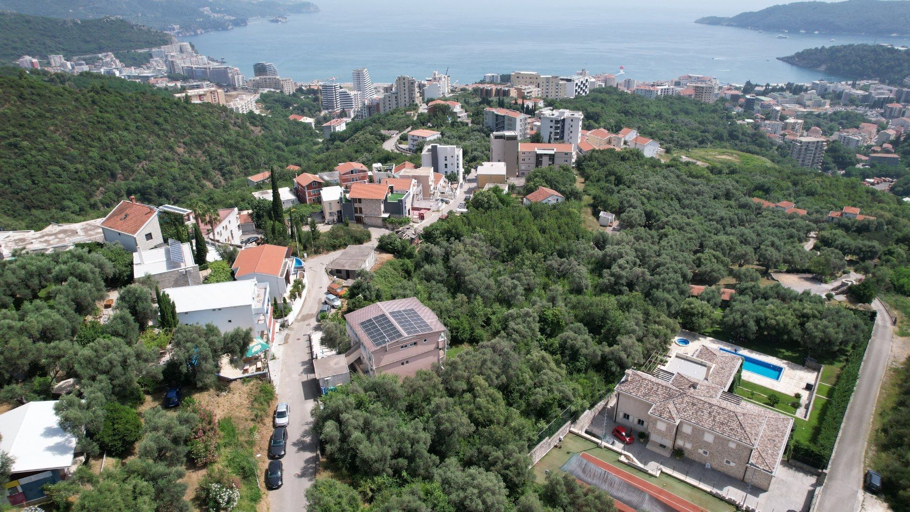 amforaproperty.com/Plac 1597m2 sa Pogledom na More i Grad Bečići-Ivanovici