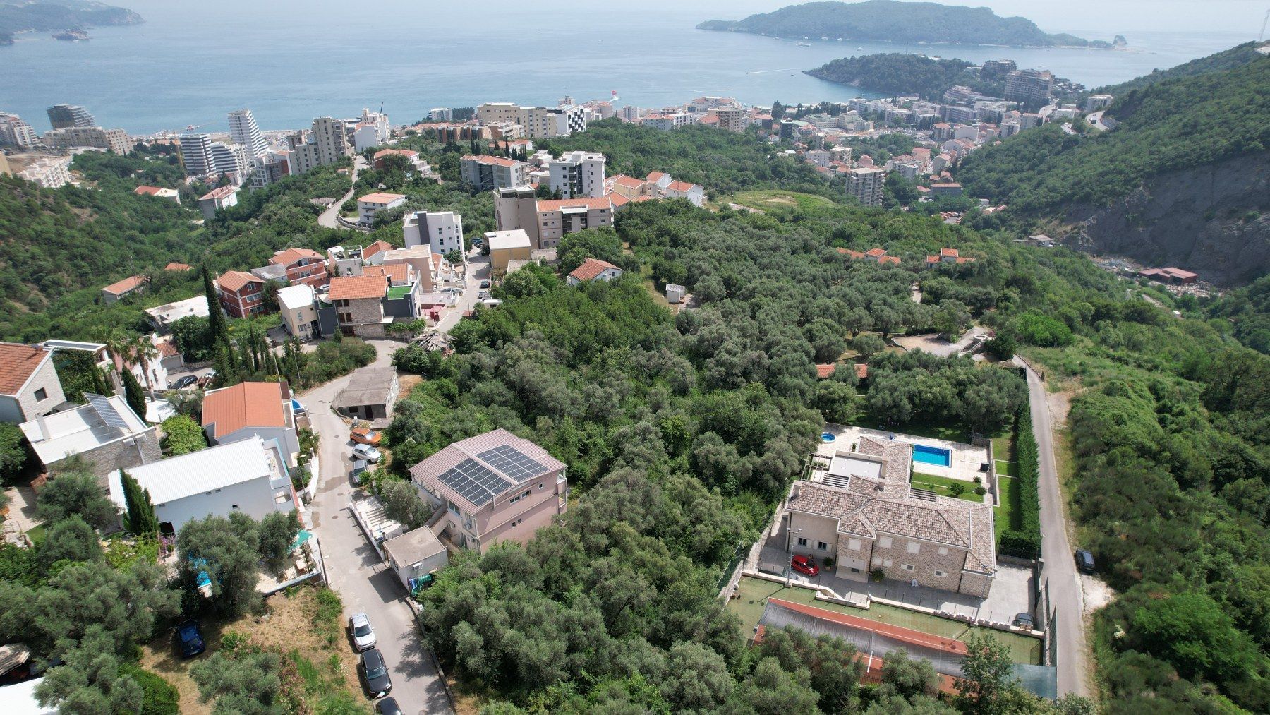 amforaproperty.com/Plac 1597m2 sa Pogledom na More i Grad Bečići-Ivanovici