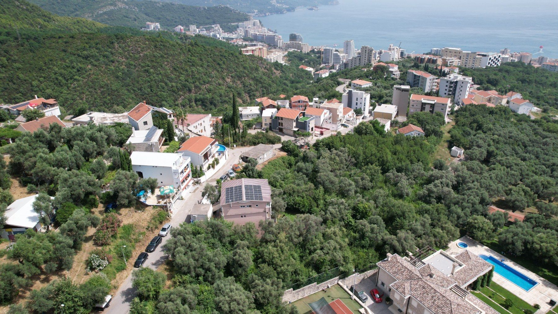 amforaproperty.com/Plac 1597m2 sa Pogledom na More i Grad Bečići-Ivanovici