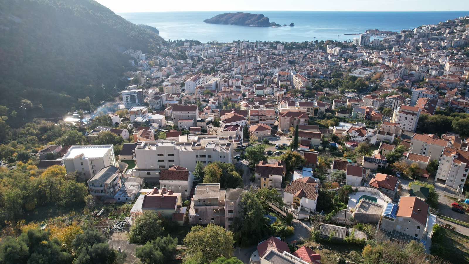 Nedovršena zgrada sa pogledom na more u Budvi, naselje Lazi - Amfora Real Estate