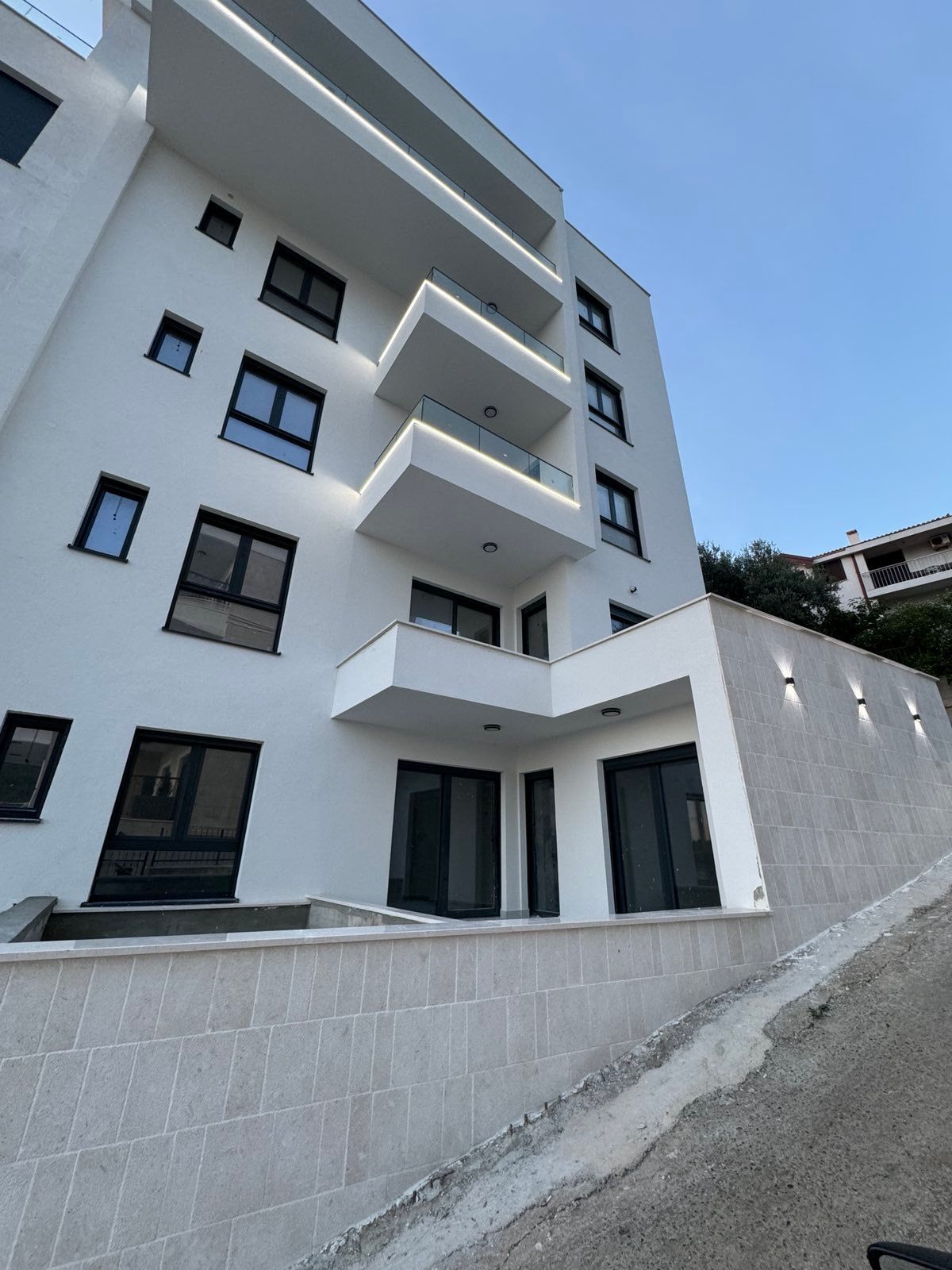 amforaproperty.com/IZDAVANJE-Novoizgrađeni apart-hotel sa 18 stanova, 1600 m², na prvoj liniji do mora, sa garažnim mestima i pogledom na more