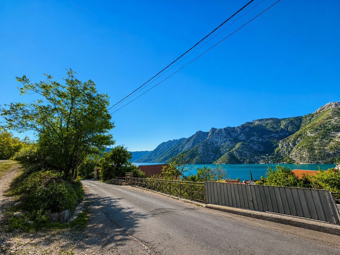 Urbanizovan plac 425 m² sa pogledom na more, 200 m od obale - Risan, Kotor - Amfora Real Estate