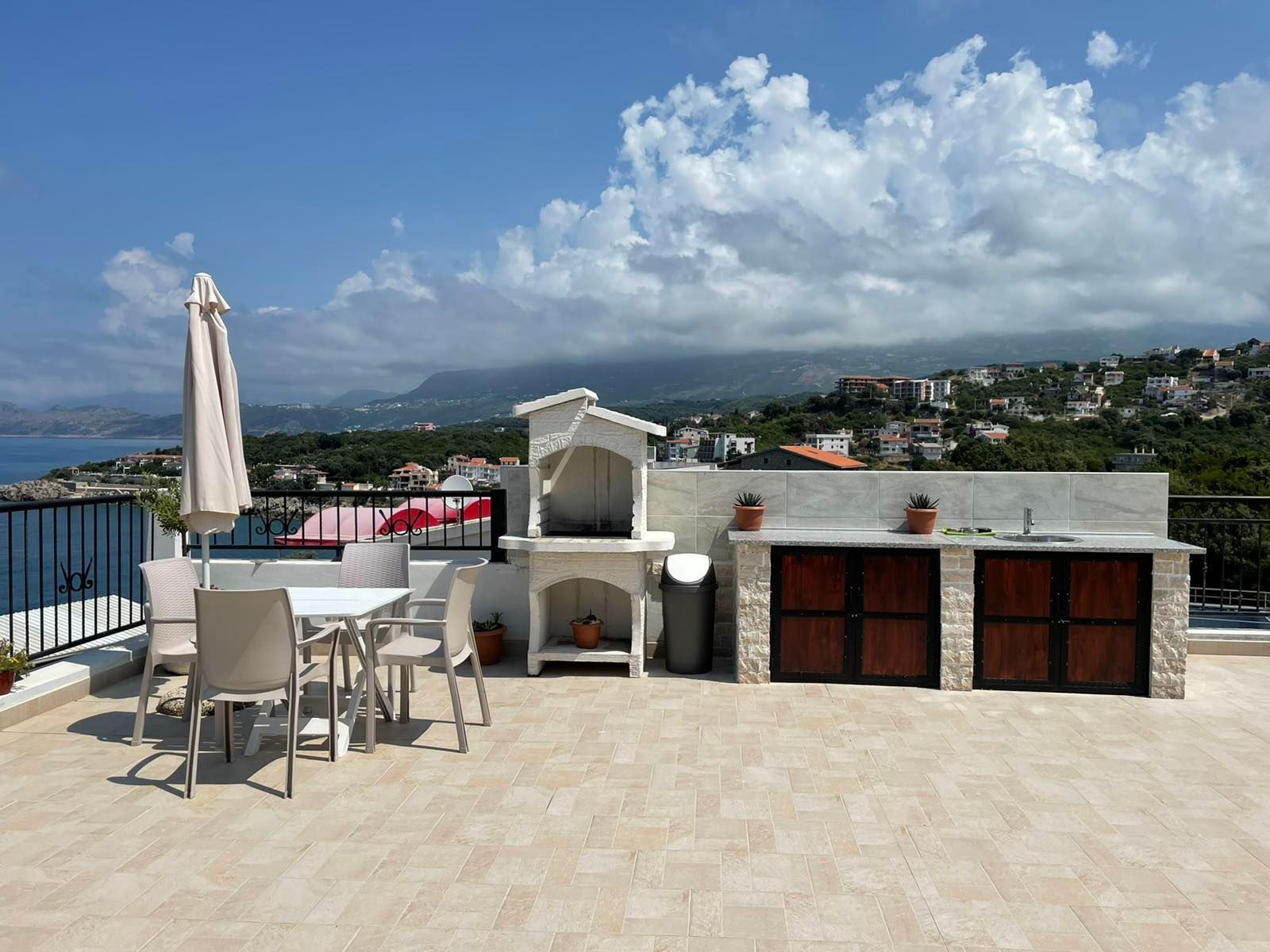 Turistički objekat sa 10 zasebnih jedinica u Baru, 150m od mora, sa krovnom terasom i spektakularnim pogledom. - Amfora Real Estate