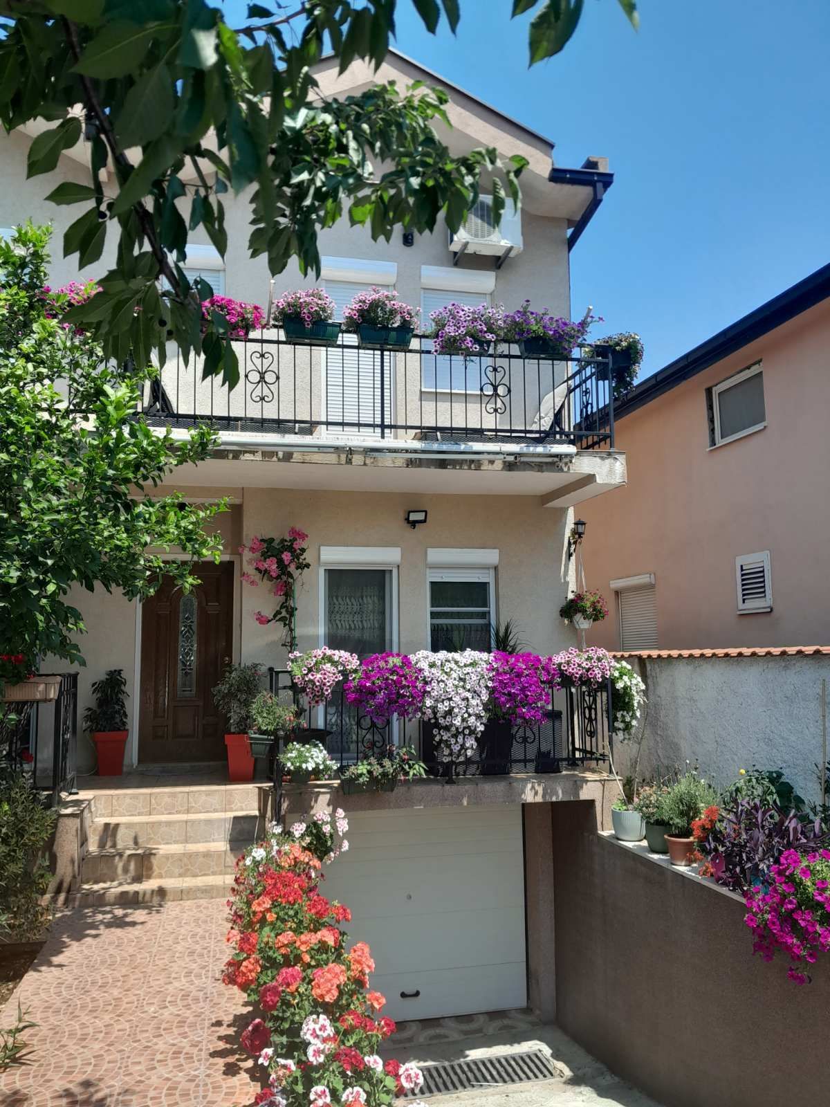 Prostrana kuća 240m2 sa dvorištem i garažom na odličnoj lokaciji u Podgorici - Amfora Real Estate