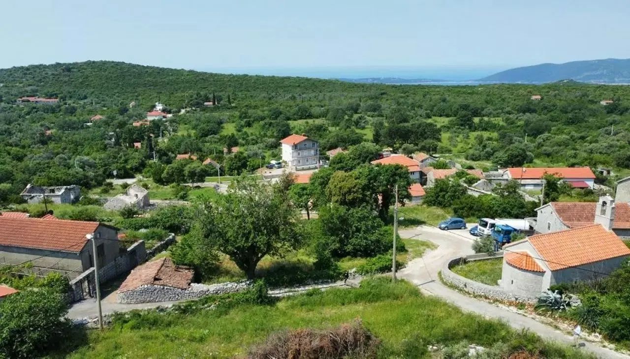 Građevinska parcela 493 m² sa UTU, delimičnim pogledom na more– Mrkovi, Luštica, Herceg Novi - Amfora Real Estate