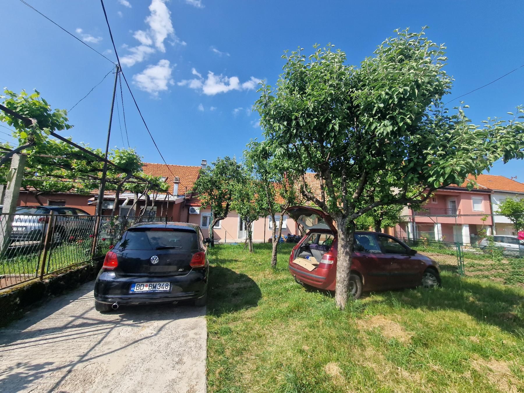 Kuća 113m2 sa placem od 420 m² i investicionim potencijalom na Cetinju - Amfora Real Estate