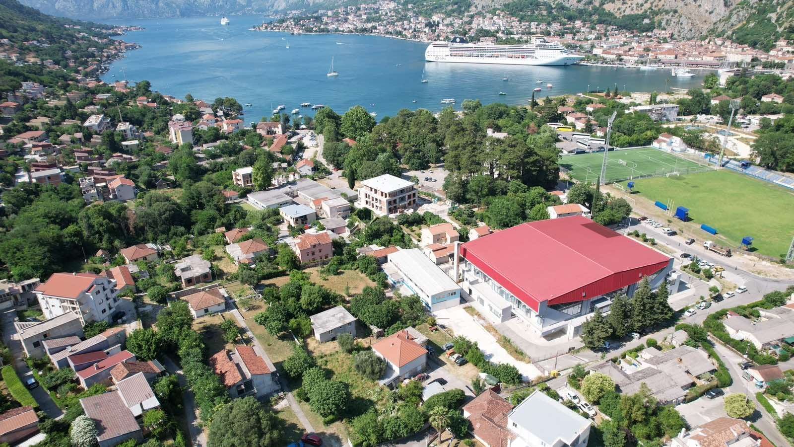 Kuća 120 m² na placu 1.107 m² – Škaljari, Kotor – 350m od mora, mogućnost gradnje zgrade - Amfora Real Estate