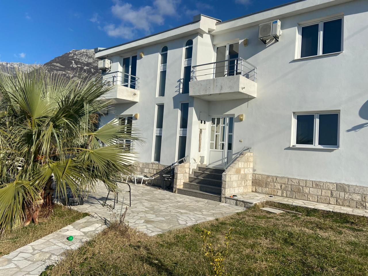 Velika porodična kuća 200 m² sa pogledom na more i grad, plac 1.000 m² – Sutomore - Amfora Real Estate