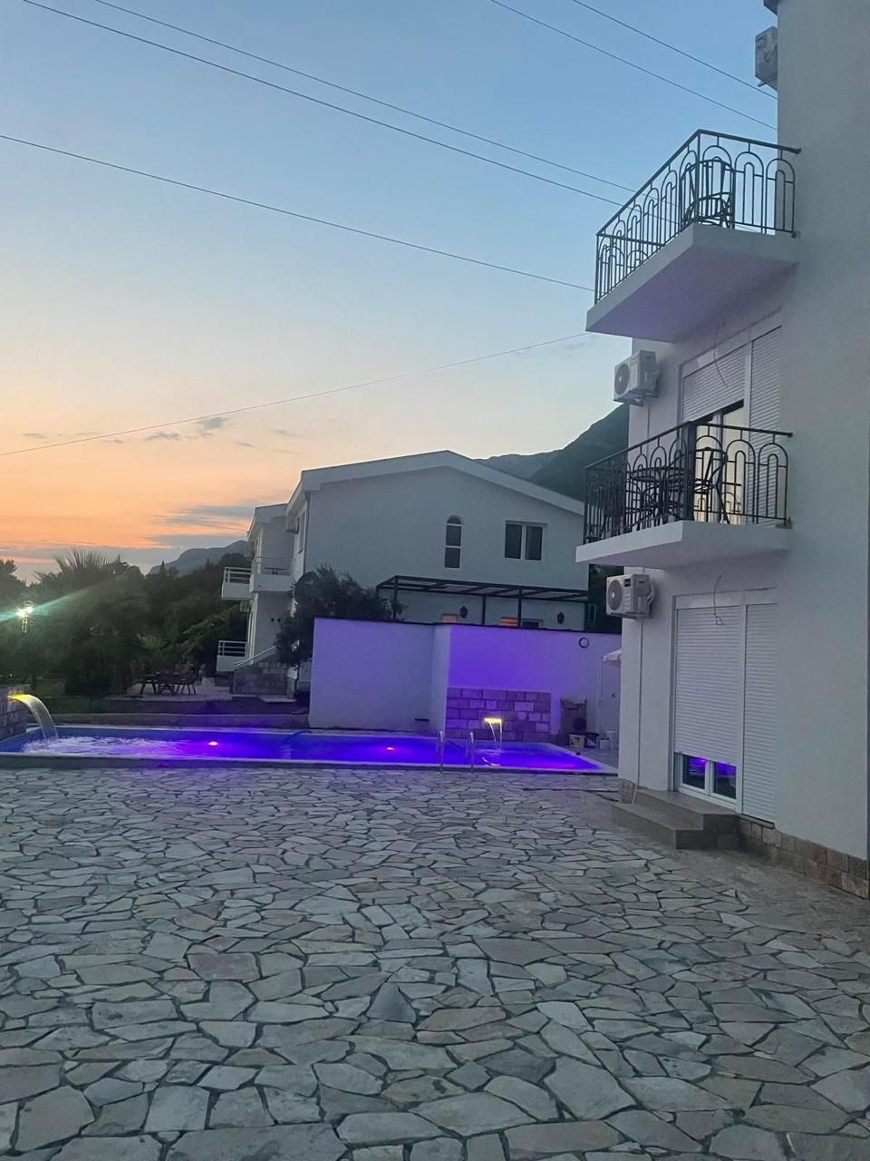 Moderna trospratna kuća 360 m² sa bazenom i panoramskim pogledom – Sutomore - Amfora Real Estate