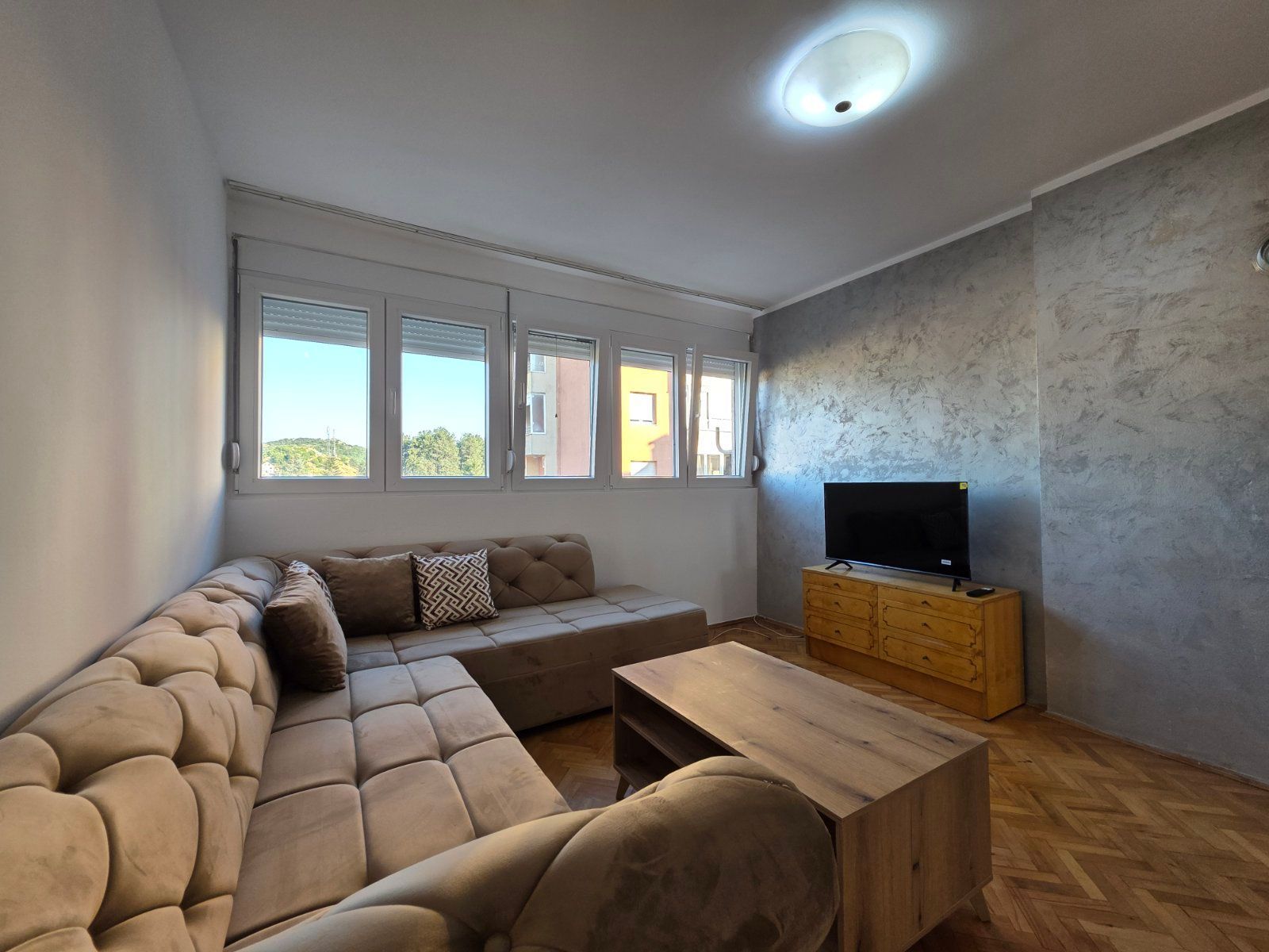 amfora/JEDNOSOBAN MODERNO OPREMLJEN STAN 60M2-CETINJE (NA DUZI PERIOD)