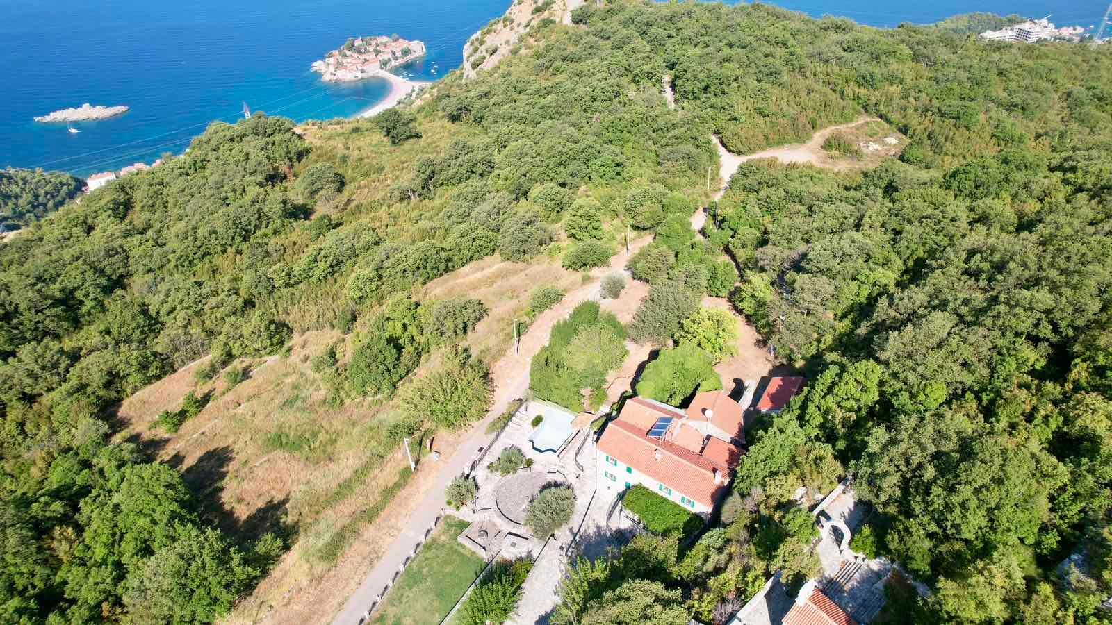Urbanizovan plac 7000m2 sa panoramskim pogledom na more – Blizikuće, Budva - Amfora Real Estate