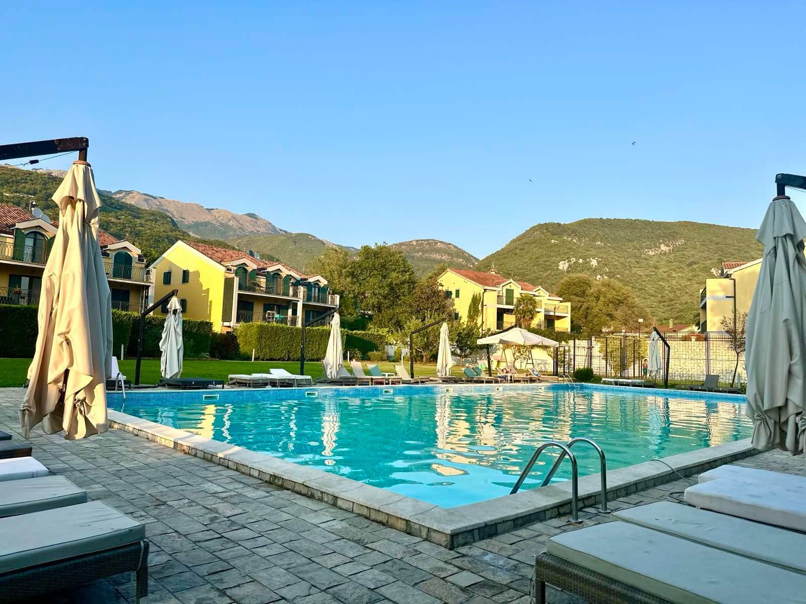 Kuća 176 m² sa bazenom i parking mestom u Lastvi Grbaljskoj, Budva  (Izdavanje na duži period) - Amfora Real Estate