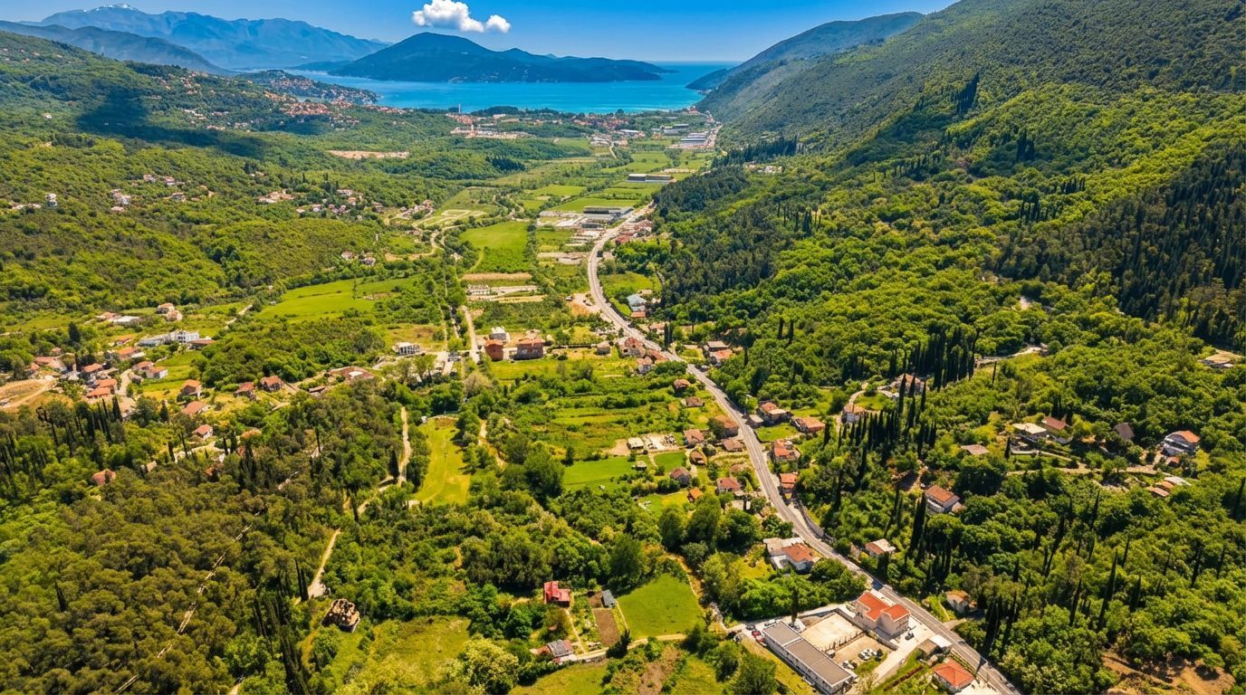 Urbanizovan atraktivan plac 1.677 m² – Herceg Novi, 50 metara od magistrale - Amfora Real Estate