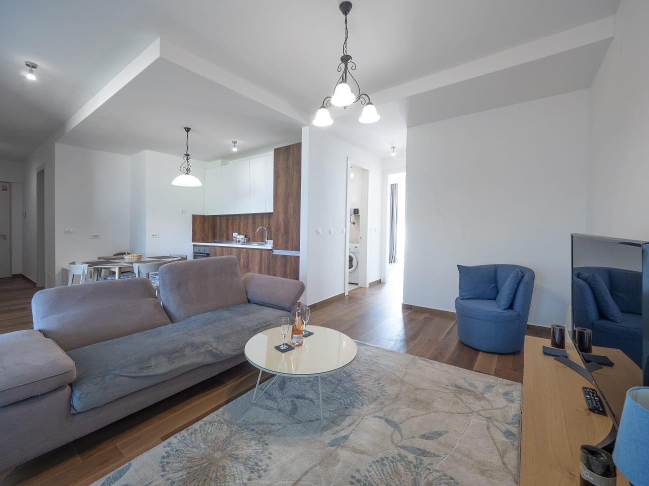 Dvosoban stan sa pogledom na more u centru Budve, Royal Gardens (izdavanje na duži period) - Amfora Real Estate