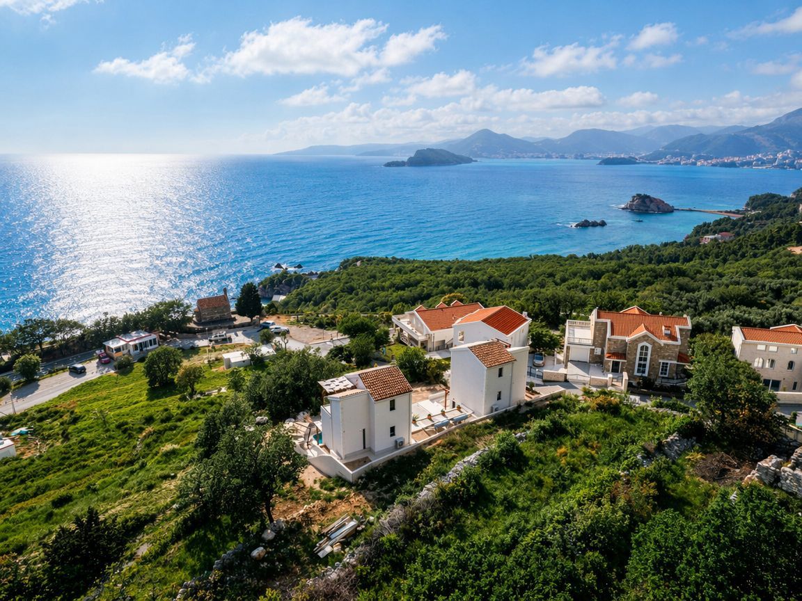 Prodaja urbanizovanog zemljišta 445 m² sa panoramskim pogledom na more i projektom za dve luksuzne vile sa bazenima – Sveti Stefan, Budva - Amfora Real Estate