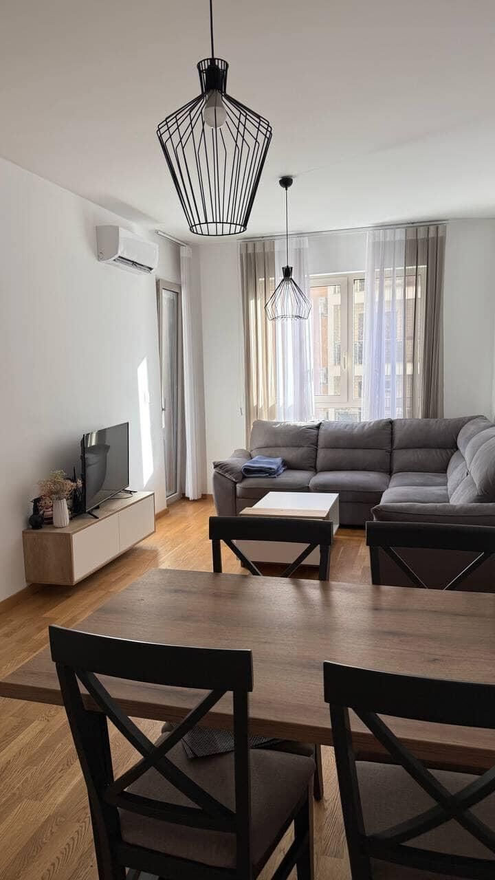 Izdavanje jednosobnog stana 45m2 sa garaznim mestom-Becici (NA DUZI PERIOD) - Amfora Real Estate