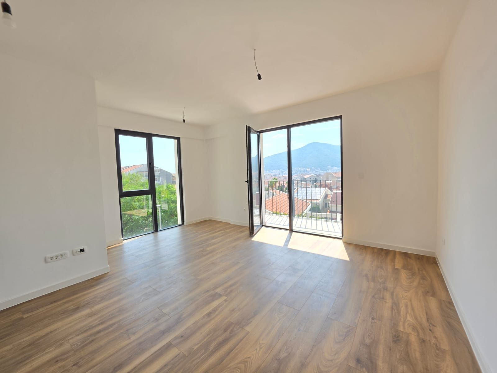 Prodaja jednosobnog stana 51 m² + 3 terase u novom kompleksu sa bazenom – Podkošljun, Budva - Amfora Real Estate