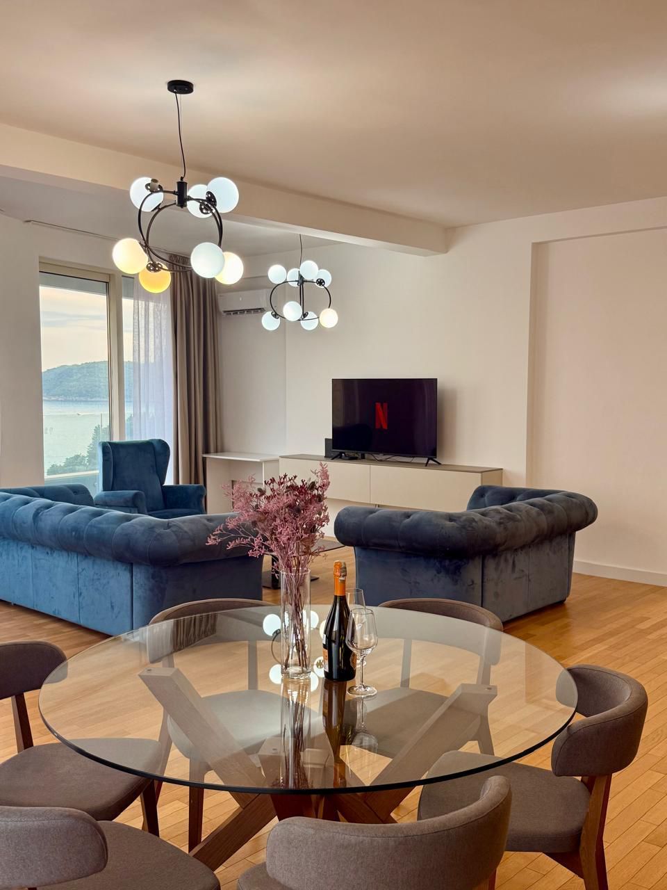 Luksuzan dvosoban stan sa pogledom na more i garaznim mestom, Bečići ,Skyline Resort (izdavanje na duzi period) - Amfora Real Estate