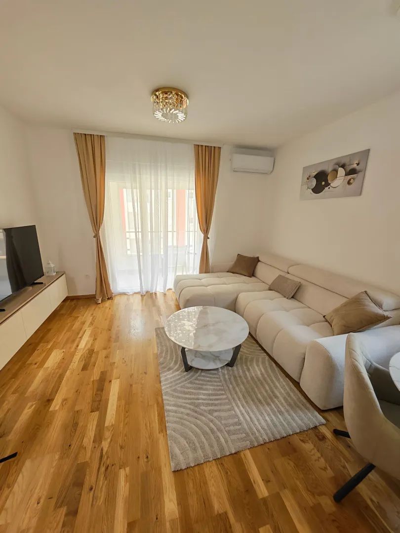 Opremljen jednosoban stan sa garaznim mestom u Becicima (Izdavanje na duzi period,dostupan od 01.10.2026) - Amfora Real Estate