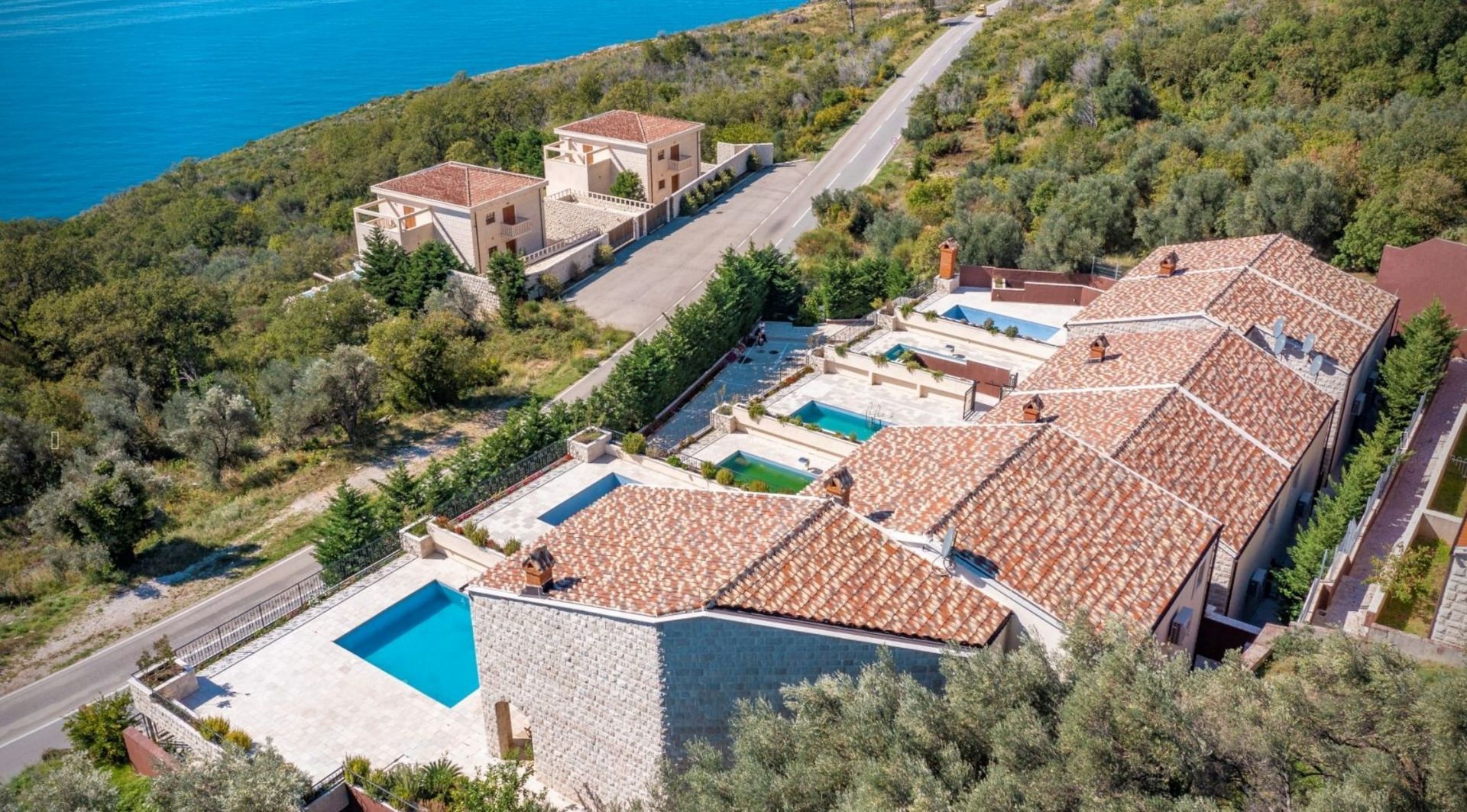 Ekskluzivna luksuzna vila 150m2 sa privatnim bazenom i spektakularnim panoramskim pogledom na more – Reževići, Budva - Amfora Real Estate