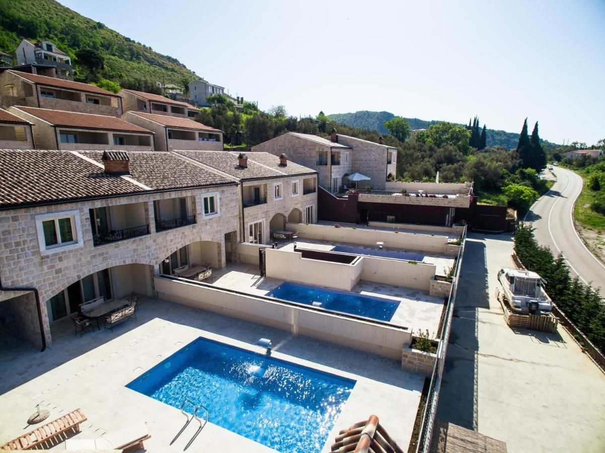 Na prodaju luksuzna vila 175m2 + dodatni apartman 50m2 sa bazenom i panoramskim pogledom na more,Rezevici-Budva - Amfora Real Estate