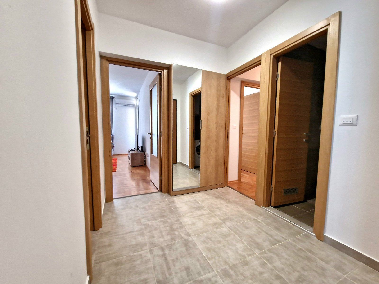 amforaproperty.com/NOV TROSOBAN STAN SA PANORAMSKIM POGLEDOM NA MORE I GRAD,DUBOVICA-BUDVA (NA DUZI PERIOD)