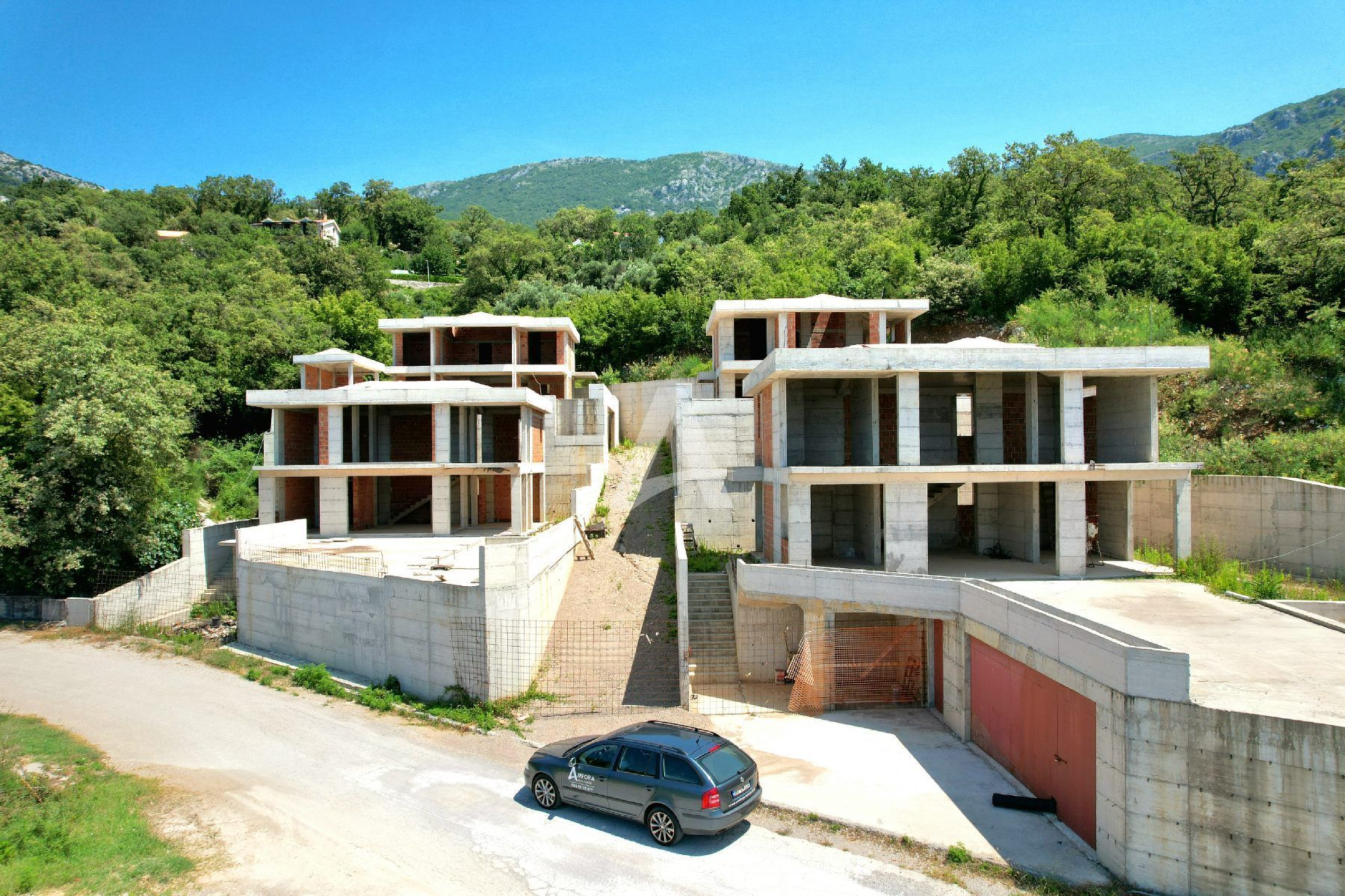 amforaproperty.com/Hitna prodaja! Četiri vile u fazi grubih radova ukupne povrsine 2200m2 sa panoramskim pogledom u Kuljačama, Budva